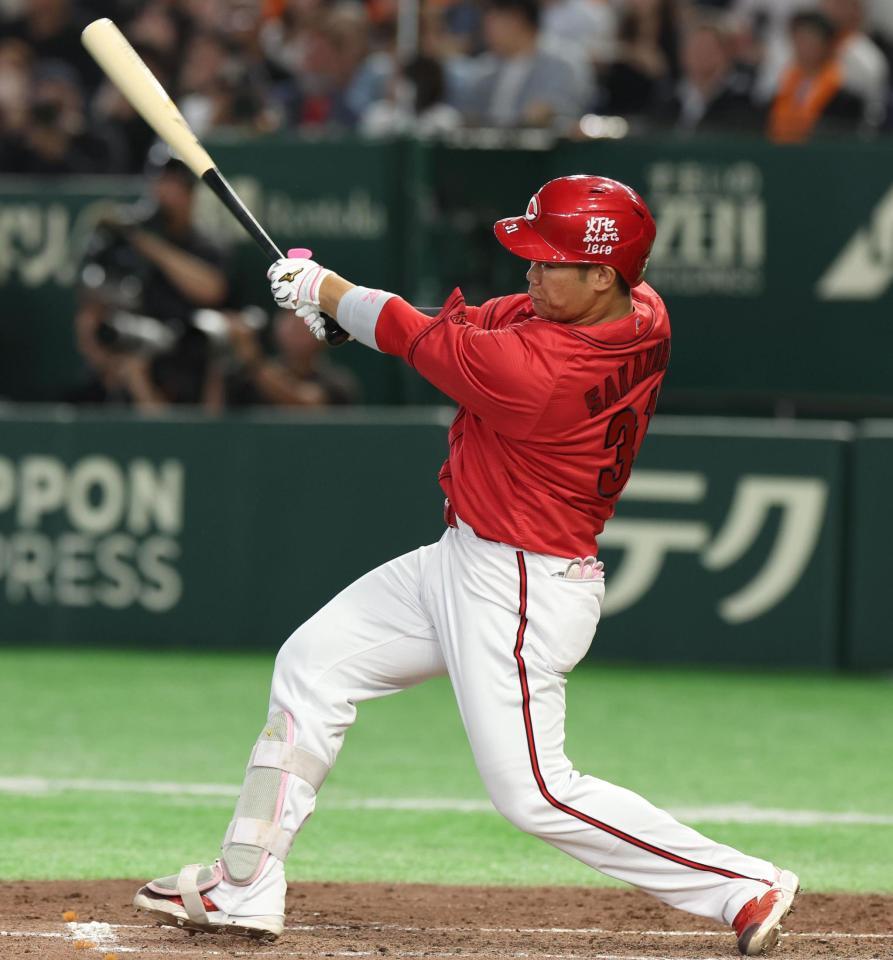 ５回、坂倉は右越えに３ランを放つ（撮影・佐々木彰尚）
