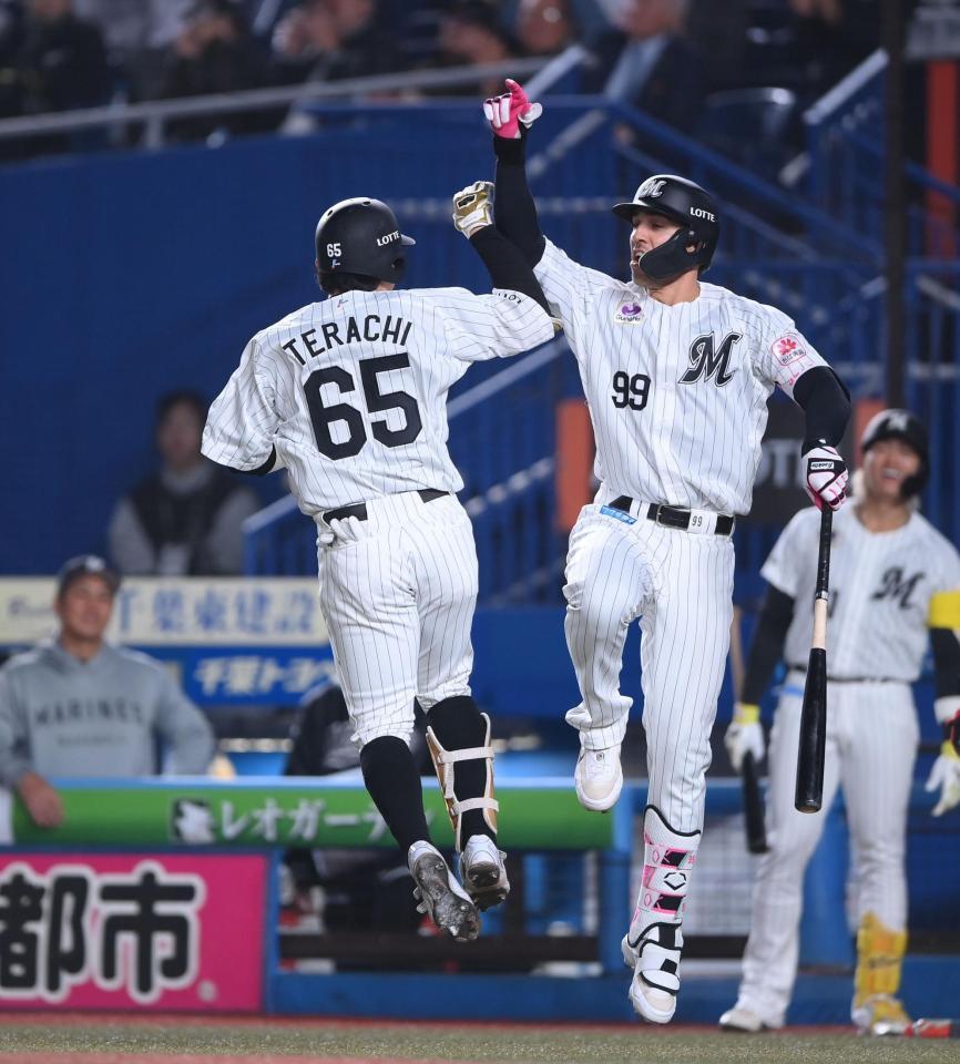 ６回、左越えソロを放ちソト（右）とジャンピングタッチを交わす寺地（撮影・開出牧）