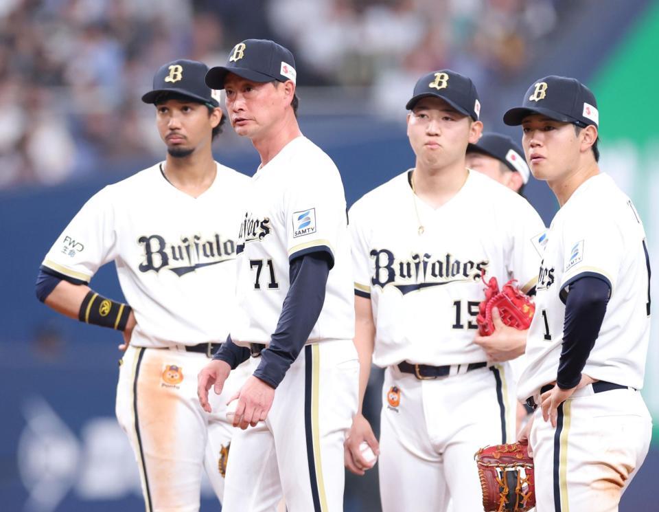 ８回表、勝ち越しを許した椋木（中央右）を降板させる岸田監督（同左）＝撮影・立川洋一郎