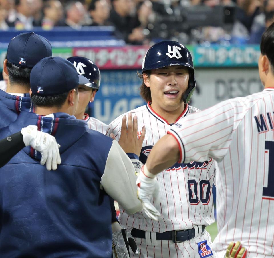 ７回、３ランを放ち、ナインとタッチを交わす赤羽（撮影・西岡正）