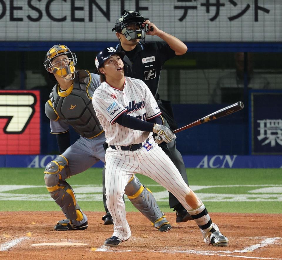 ８回、左越えに３ランを放つ赤羽（撮影・金田祐二）