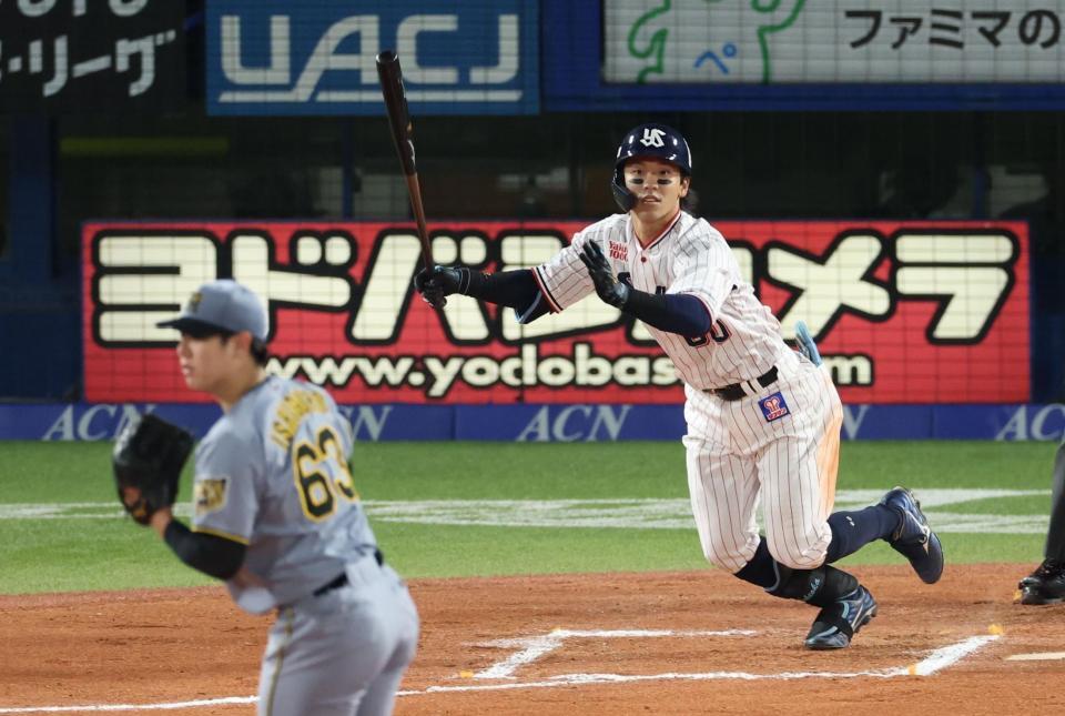 ６回、中越えソロ放つ武岡（撮影・金田祐二）
