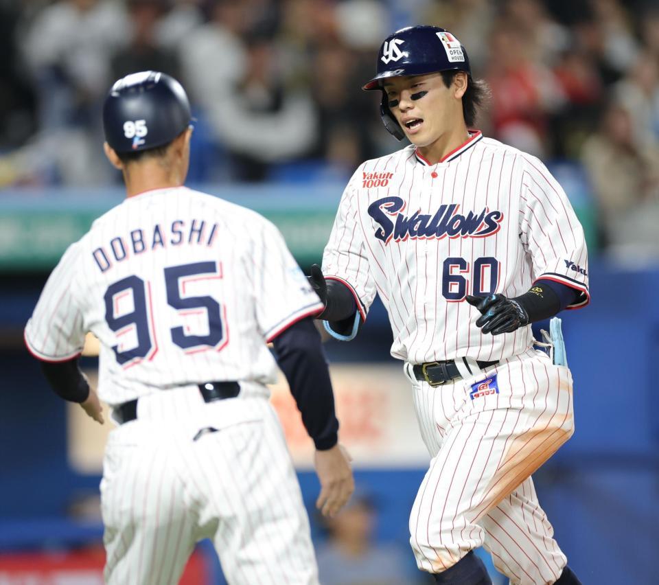 ６回、中越えソロを放ち、生還する武岡（撮影・西岡正）