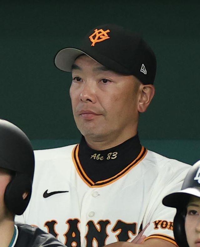 ９回、戦況を見つめる阿部監督（撮影・佐々木彰尚）