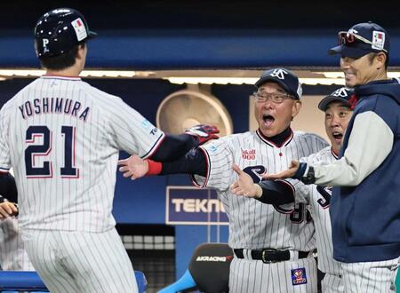 　２回、吉村の生還を迎える池山監督