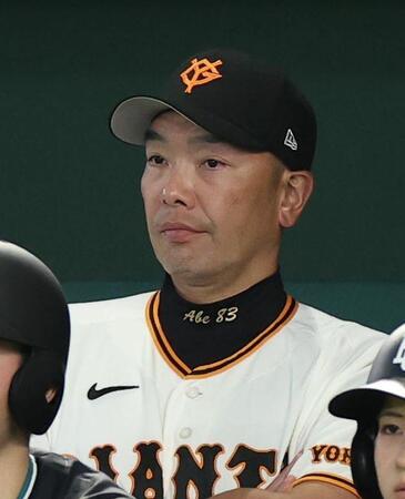 ９回、戦況を見つめる阿部監督（撮影・佐々木彰尚）