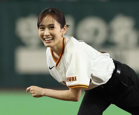 始球式を務めた前田敦子（撮影・佐々木彰尚）