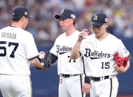 　８回、勝ち越しを許した椋木（右）を降板させ、山田（左）にボールを手渡す岸田監督（撮影・立川洋一郎）