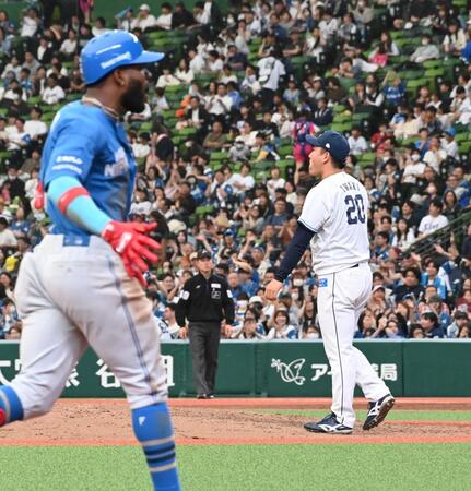 ９回、カストロに左中間越え本塁打を打たれた岩城（撮影・持木克友）