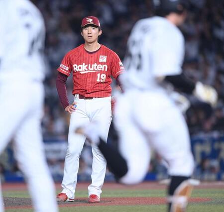 　６回、寺地（右手前）に左越えソロを打たれた荘司（撮影・開出牧）