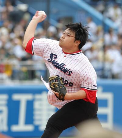 始球式をする高田ふーみん（撮影・西岡正）