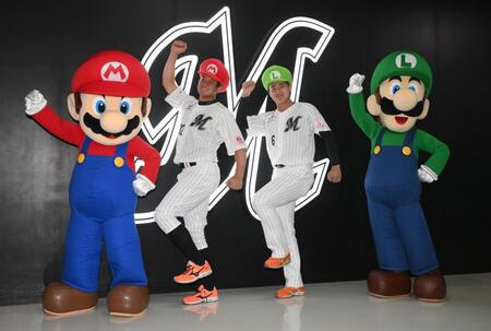試合前、スーパーマリオのキャラクター・マリオ（左端）とルイージ（右端）とガッツポーズを決める佐藤（中央左）と西川（撮影・開出牧）