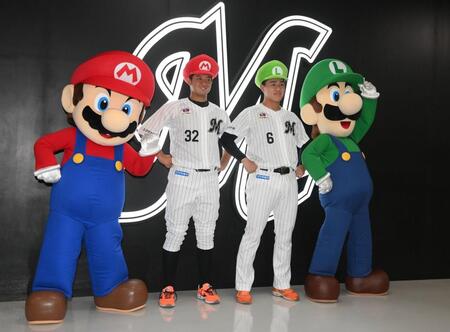 試合前、スーパーマリオのキャラクター・マリオ（左端）とルイージ（右端）とポーズを決める佐藤（中央左）と西川（撮影・開出牧）