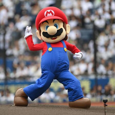 始球式を務めるマリオ（撮影・開出牧）
