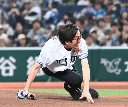 セレモニアピッチを務める東京ホテイソン・たける（撮影・持木克友）