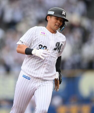 ４回、勝ち越しの左越えソロを放ちベースを回る井上（撮影・開出牧）