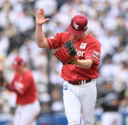 ３回、寺地を右飛に打ち取り、グラブをたたいて喜ぶ前田健（撮影・開出牧）