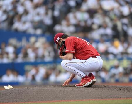 １回、マウンドに上がり右手で触れる前田健（撮影・開出牧）