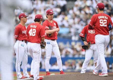 ３回、西川に四球を与えた前田健（左から３人目）＝撮影・開出牧