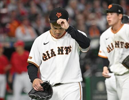 ４失点した５回を終え、ベンチに戻る先発・則本