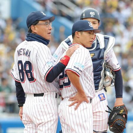 六回、降板となり、池山監督（左）に声を掛けられる山野（撮影・西岡正）