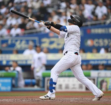 ５回、右犠飛を放つ井上（撮影・開出牧）