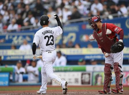 ５回、押し出し四球を選びガッツポーズを決める石川慎（左）。捕手・太田（撮影・開出牧）