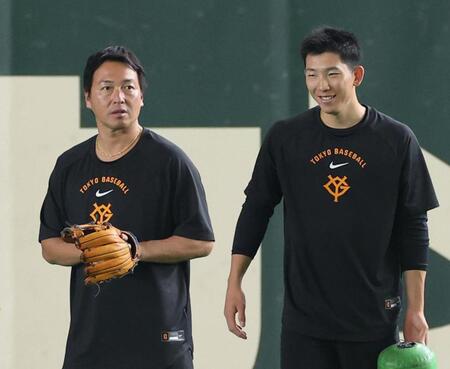 戸郷（右）と話す長野久義氏（撮影・佐々木彰尚）