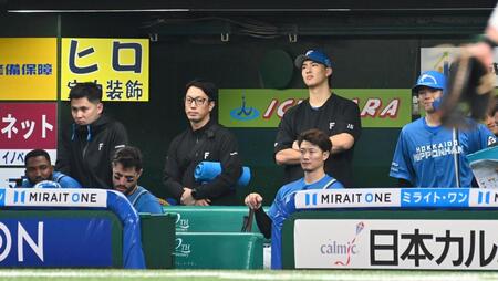 ９回の攻撃を厳しい表情で見つめる先発の達（右から２人目）＝撮影・持木克友
