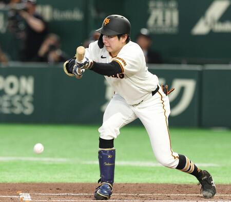 ２回、竹丸はスクイズを決める（撮影・佐々木彰尚）