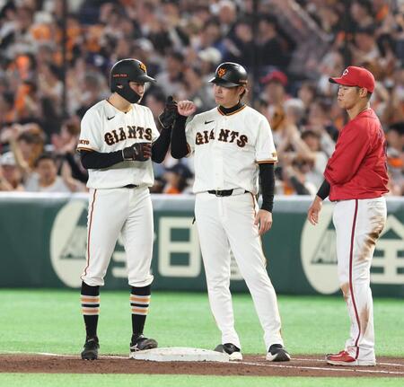 ２回、スクイズを決めて喜ぶ竹丸（撮影・佐々木彰尚）