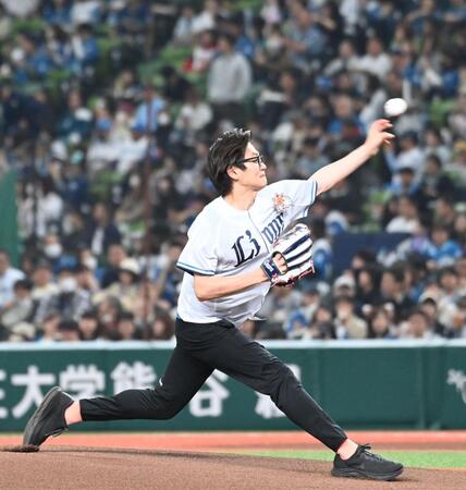 セレモニアピッチを務める東京ホテイソン・たける（撮影・持木克友）