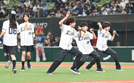 ミニライブを行うおはキッズ（撮影・持木克友）