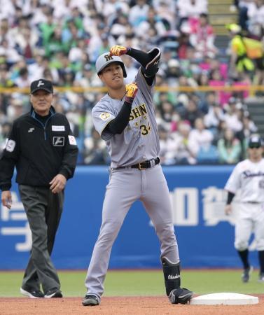 　３回、プロ初安打となる先制二塁打を放ち、ポーズをとる阪神・岡城＝神宮