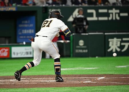 ２回、竹丸が投手の野選を誘うスクイズを決める