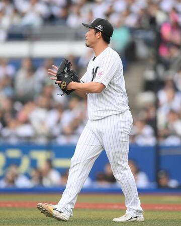 ５回、伊藤裕を併殺打に打ち取りグラブをたたく八木（撮影・開出牧）