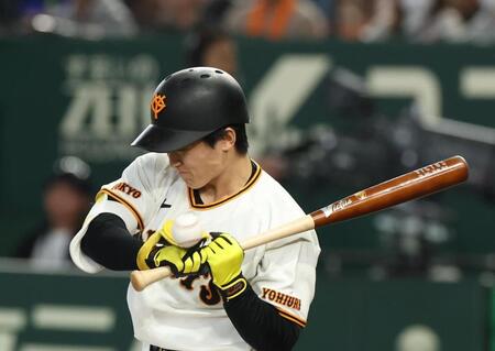 ６回、浦田は死球を受ける（撮影・佐々木彰尚）