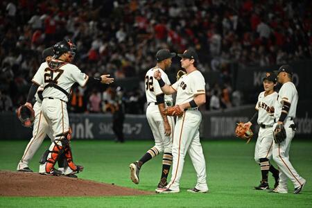 広島に勝利しタッチを交わす巨人ナイン