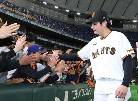 ファンとタッチをする竹丸（撮影・佐々木彰尚）