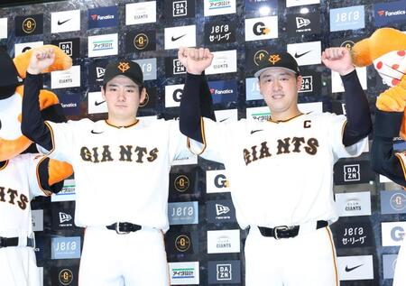 ポーズを決める竹丸（左）と岸田（撮影・佐々木彰尚）