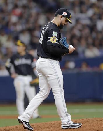 　８回、オリックスに逆転を許したオスナ