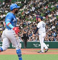 ９回、カストロに左中間越え本塁打を打たれた岩城（撮影・持木克友）