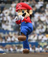 始球式を務めるマリオ（撮影・開出牧）