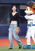 セレモニアルピッチでキャッチャーを務め笑顔を見せる青野楓（撮影・立川洋一郎）