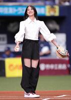 特別始球式でキャッチャーを務めた青野楓（２４年６月撮影）