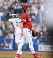 ４回、ポランコ（後方）に同点の右越えソロを打たれた前田健（撮影・開出牧）