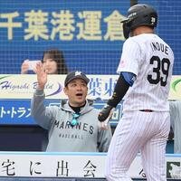 ４回、勝ち越しの左越えソロを放った井上（右）とタッチを交わすサブロー監督（撮影・開出牧）