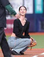 セレモニアルピッチでキャッチャーを務め笑顔を見せる青野楓（撮影・立川洋一郎）