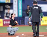 セレモニアルピッチでキャッチャーを務める青野楓（撮影・立川洋一郎）