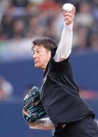 セレモニアルピッチで投球する能見篤史氏（撮影・立川洋一郎）